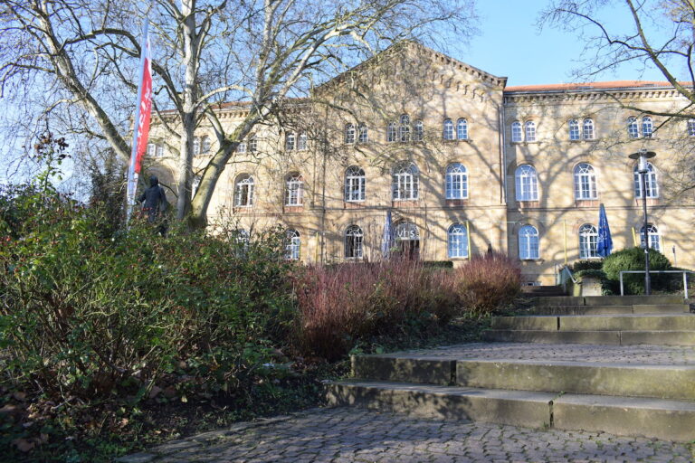 Der Vorplatz der VHS Osnabrück.