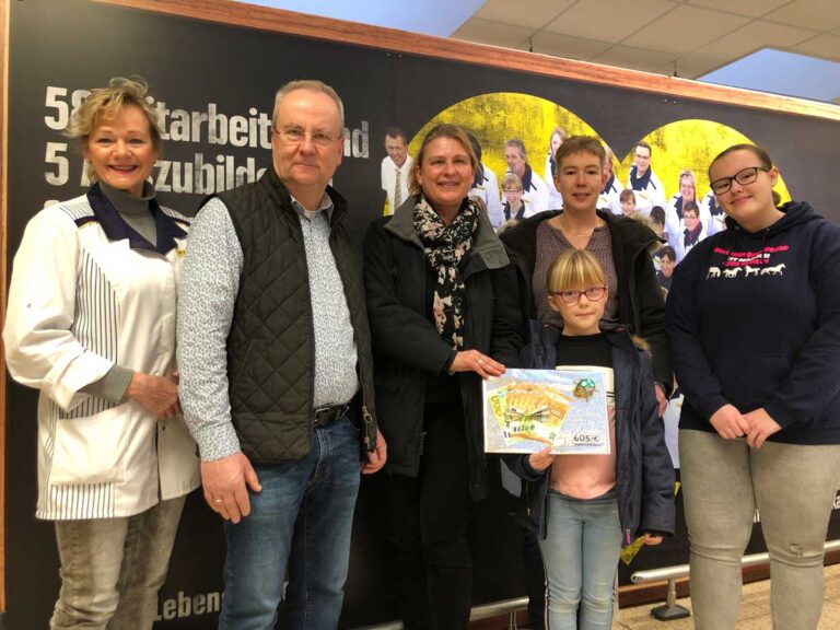 Spendenübergabe beim Edeka Center Möllenkamp