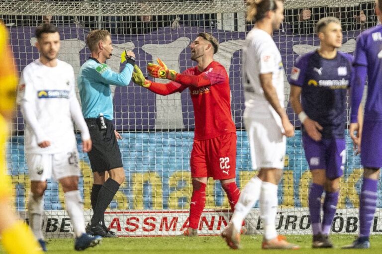 Schiedsrichter Timo Gerach (l.) zeigt Torwart Philipp Kühn die gelb-rote Karte; Foto: imago images / Kirchner-Media