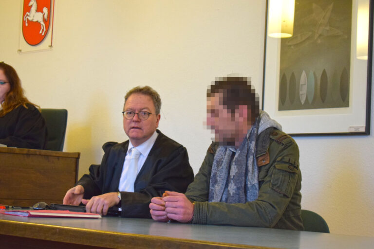 Rechtsanwalt Thomas Klein und der mutmassliche Brandstifter der Rathaustür