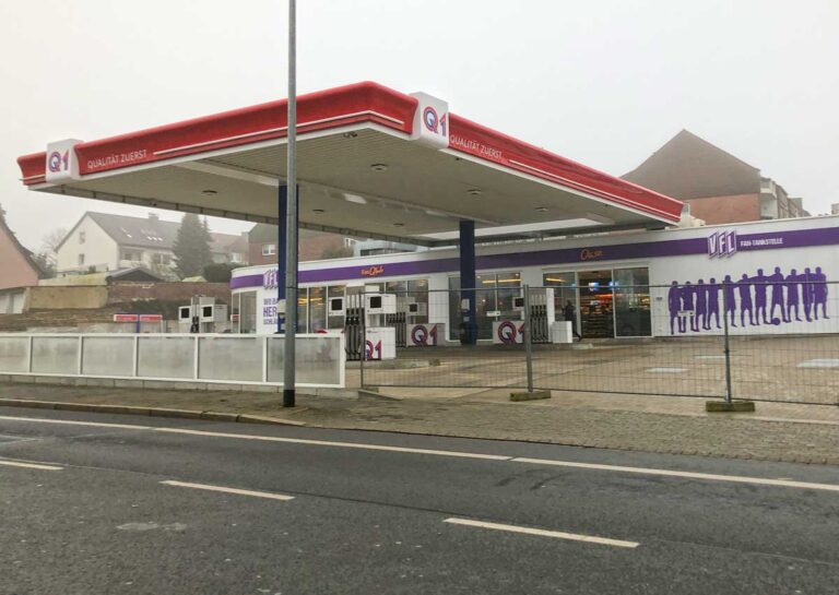 Wartet auf die Eröffnung: Die Q! VfL Fan-Tankstelle