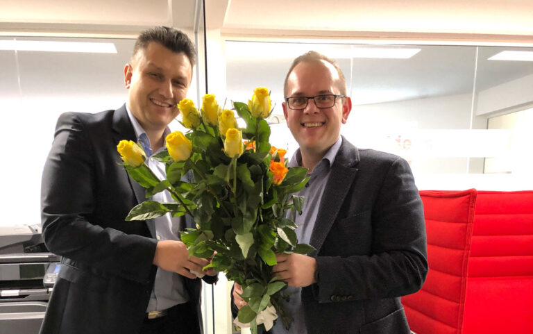 Dr. Saša Cvijanović und Andreas Koch bei der Verteilaktion in den Büros der Intan group Osnabrück