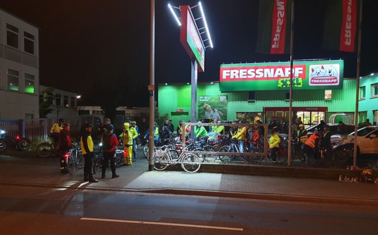 Critical Mass Osnabrück, Gedenken am Unfallort Pagenstecher Straße, Foto: Uwe Trettin