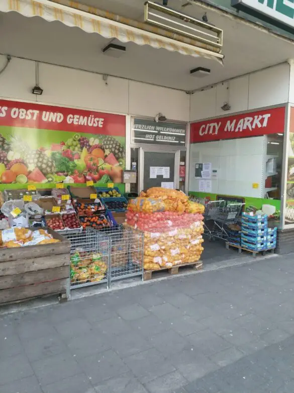 Das Leben muss weitergehen – Ein Freitagmittag am Rosenplatz