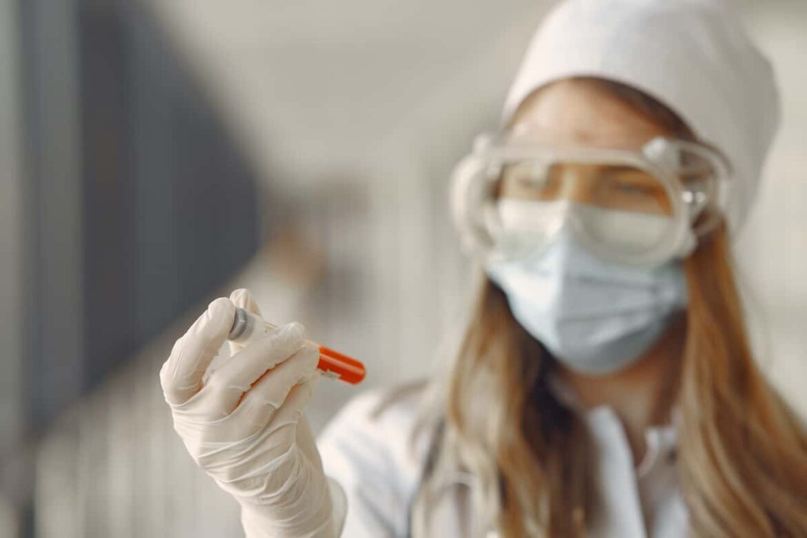 Ärztin mit Blutprobe