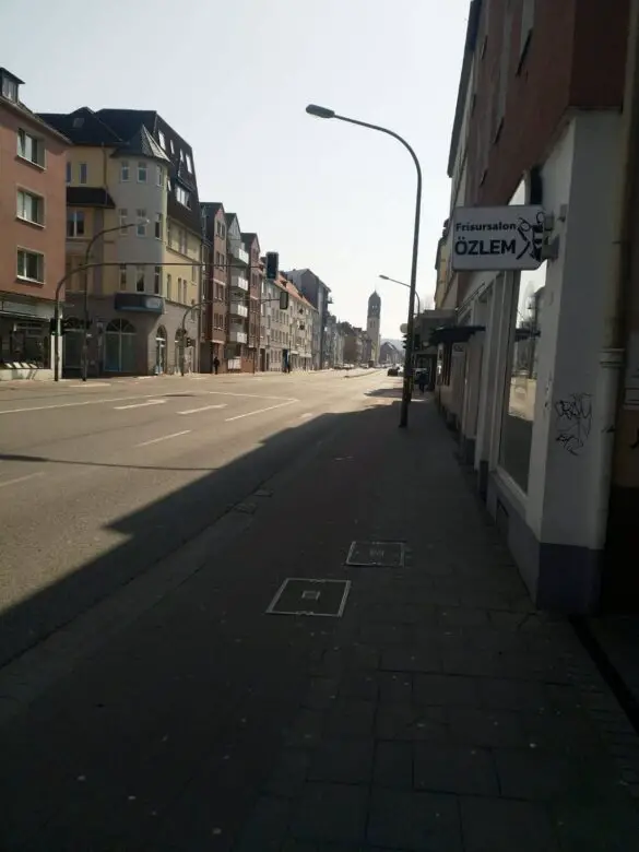 Das Leben muss weitergehen – Ein Freitagmittag am Rosenplatz