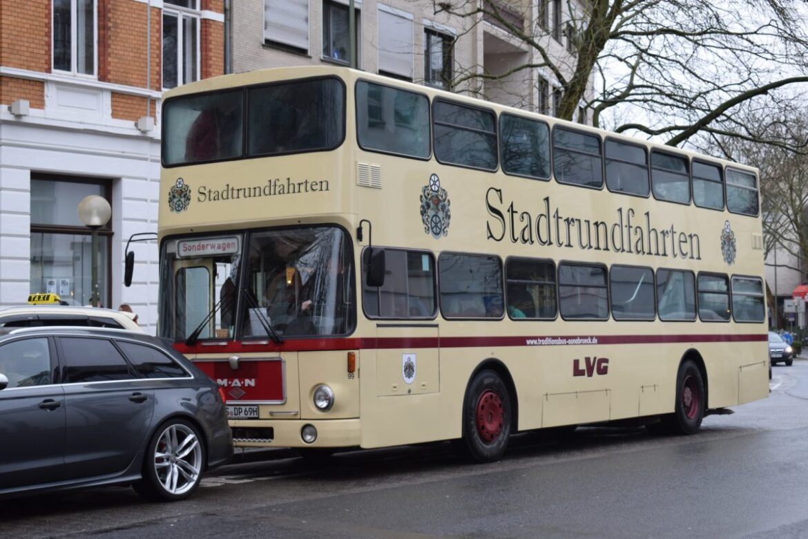 Oldtimerbus der Stadtrundfahrt