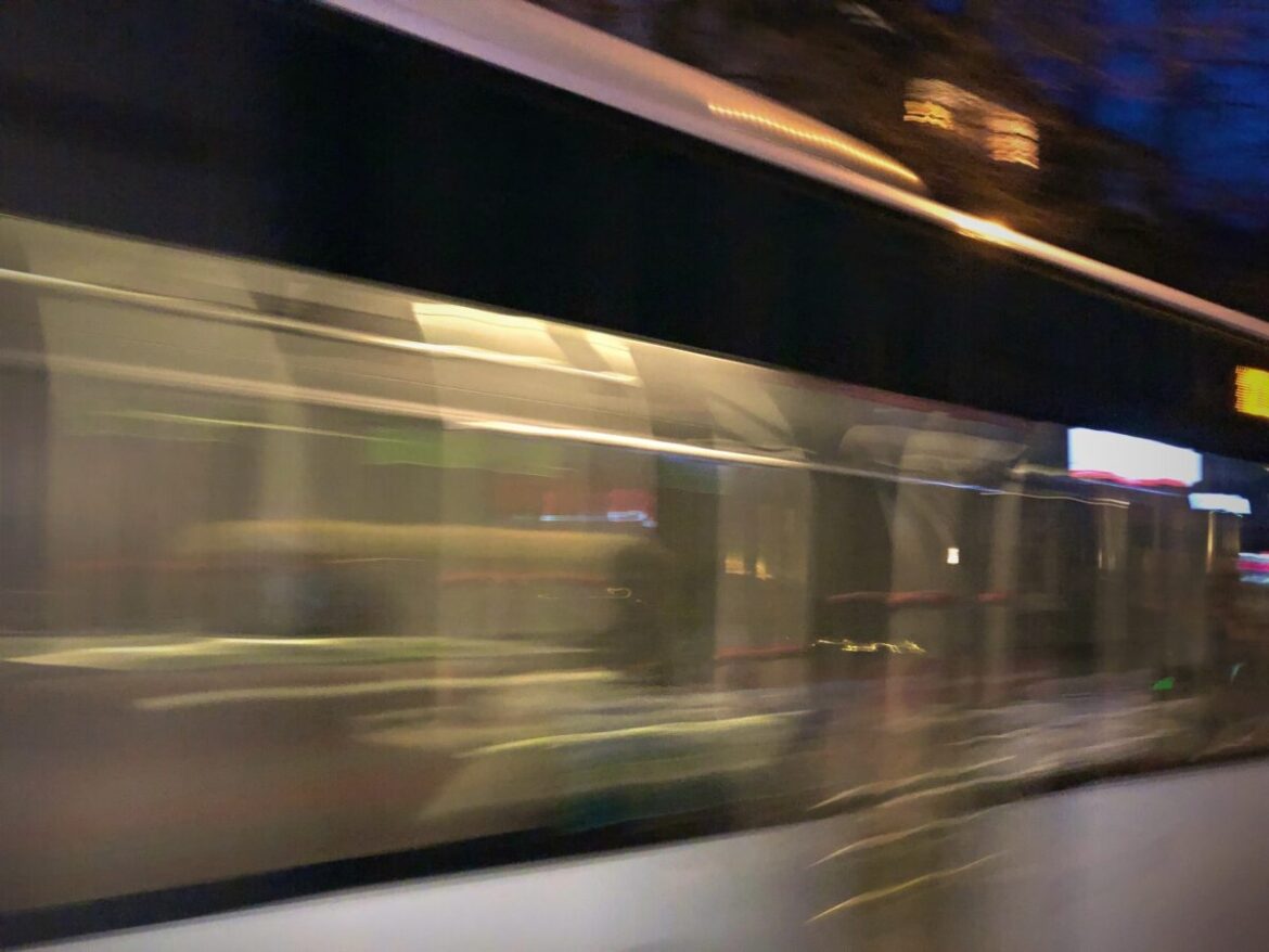 Symbolfoto: Bus bei Nacht. / Foto: Heiko Pohlmann.