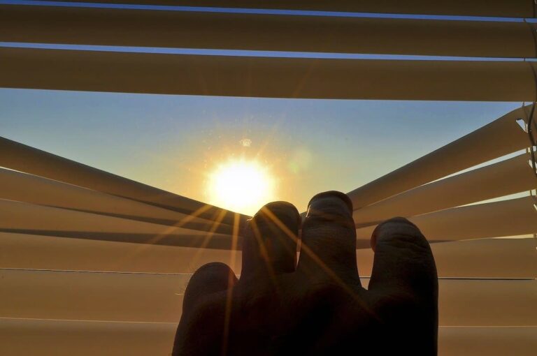 Rollladen am Fenster