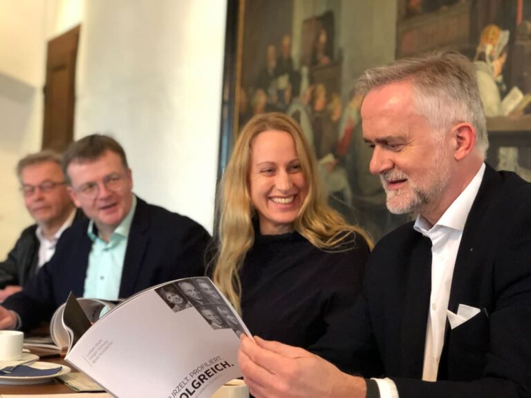 (v.l.n.r.) VVO-Geschäftsführer Rüdiger Kuhlmann, Prof. Dr. Felix Osterheider, Landrätin Anna Kebschull und Oberbürgermeister Wolfgang Griesert