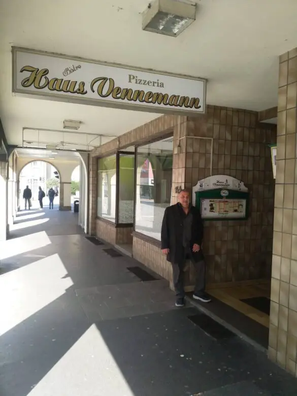 Das Leben muss weitergehen – Ein Freitagmittag am Rosenplatz