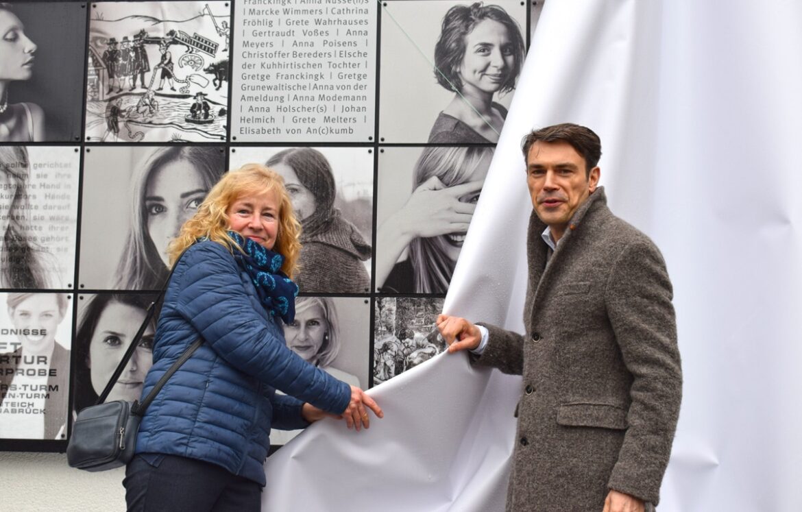 Bürgermeisterin Birgit Strangmann und L&T Geschäftsführer Mark Rauschen enthüllen die Gedenktafel