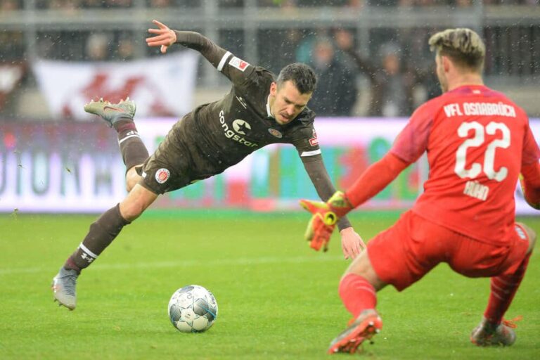 Waldemar Sobota (FC St Pauli) vor dem Tor von Philipp Kühn, Foto: imago images / Beautiful Sports