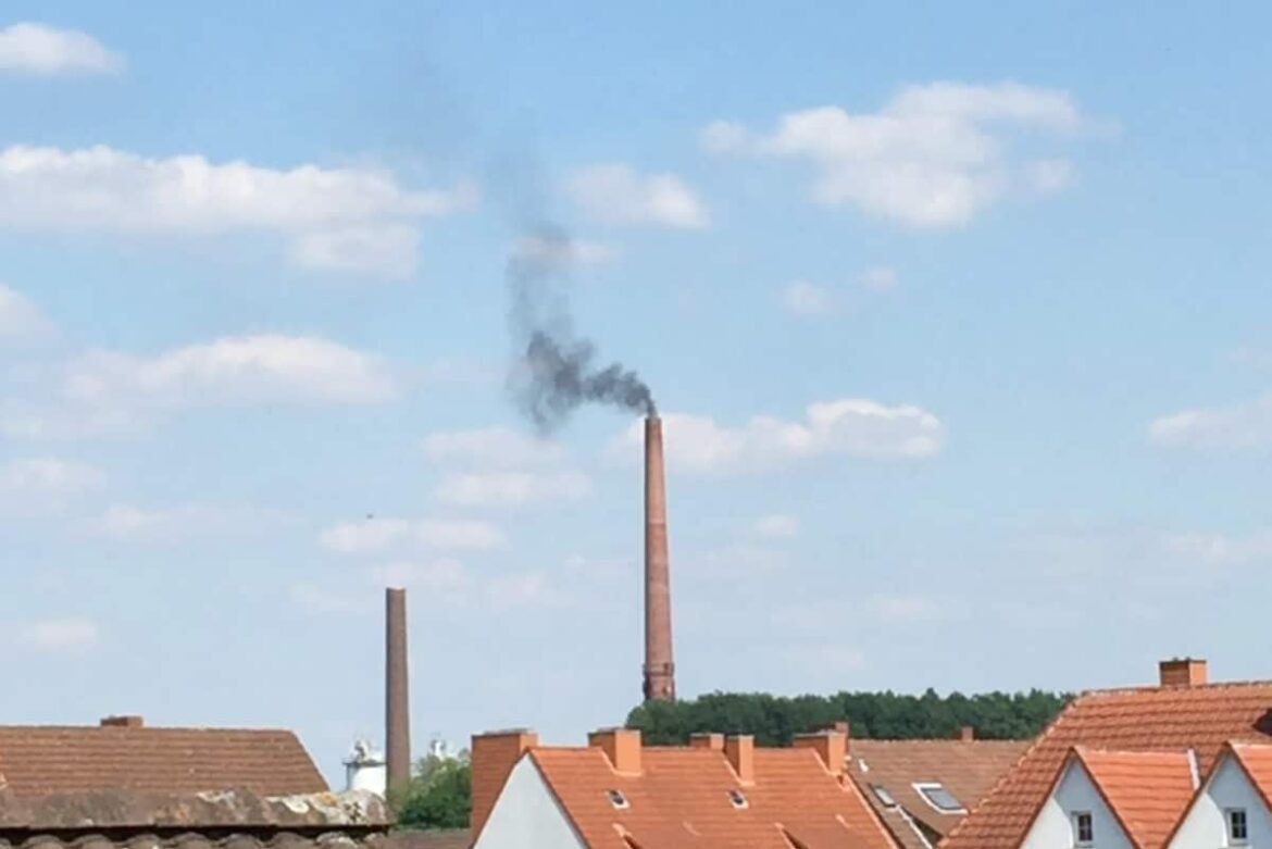 Rauch aus dem Schornstein der Papierfabrik Kämmerer