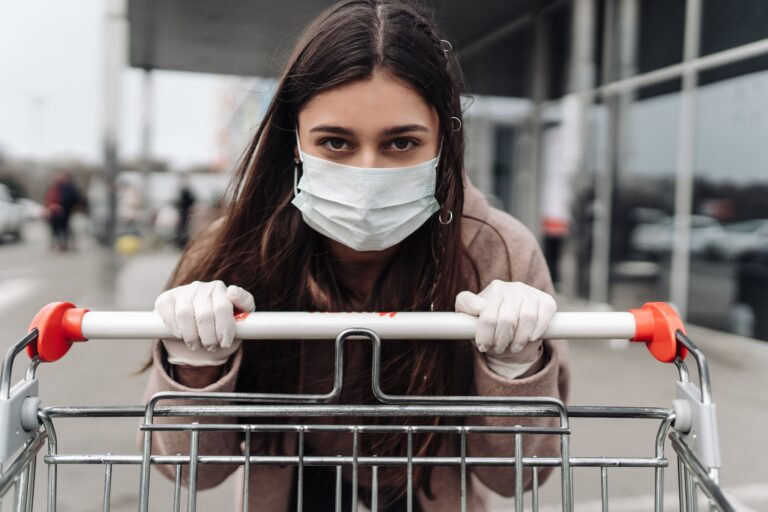 Symbolbild: Schutzmaske beim Shopping