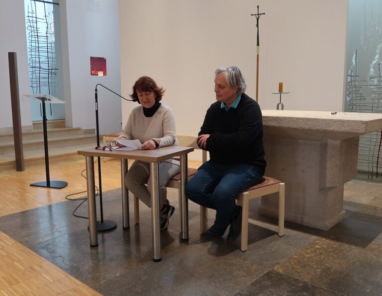 Sylvia Höcker und Andreas Poppe möchten durch Vorlesen die wegen der Corona-Maßnahmen besuchslose Zeit auflockern.