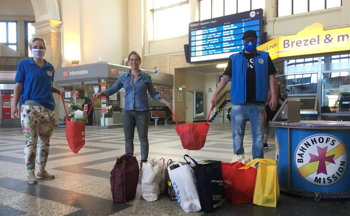 Die Leiterin der Osnabrücker Bahnhofsmission, Britta Eilers (lks.), freut sich zusammen mit ihrem Mitarbeiter René Didszun über die Tüten voll Hilfe, die Rotary-Präsidentin Carina Uhlen überreicht.