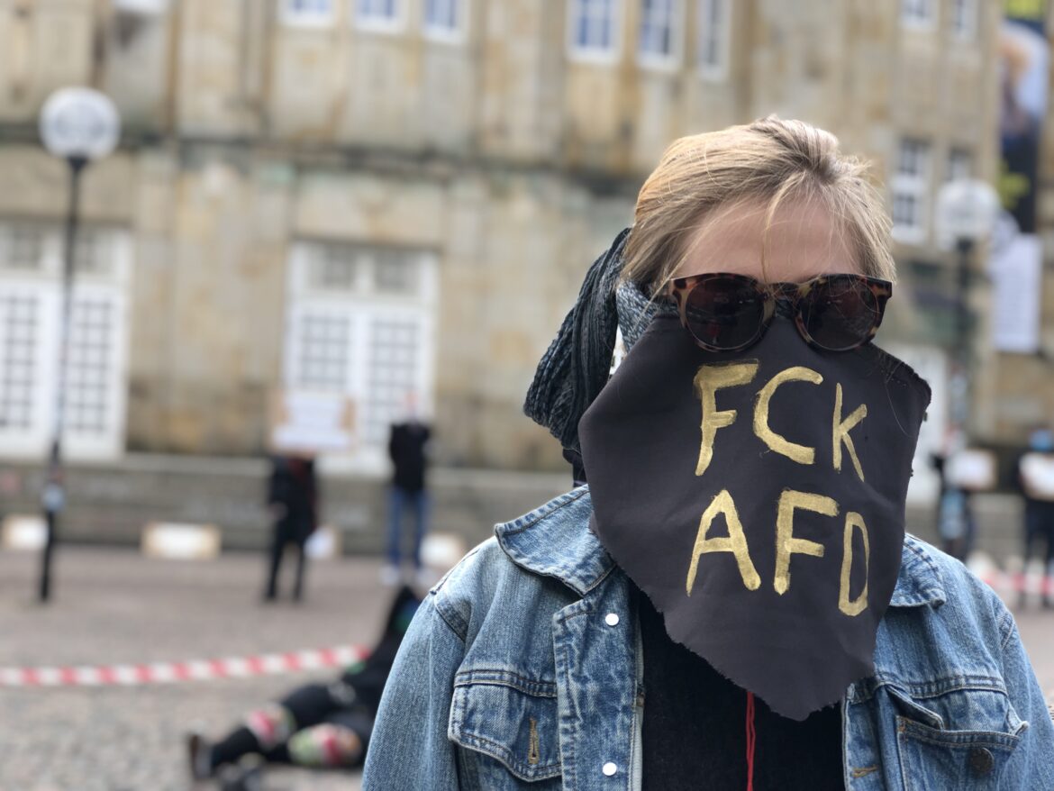 Gegendemonstrantin am Theater in Osnabrück