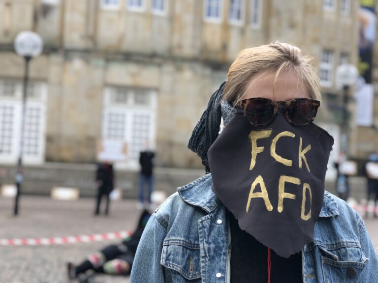 Gegendemonstrantin am Theater in Osnabrück