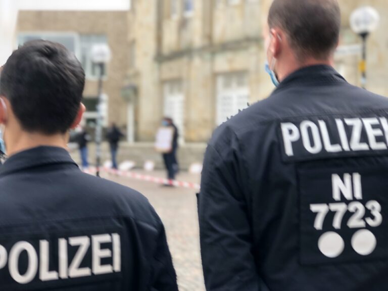 Demonstration unter genauer Kontrolle der Polizei