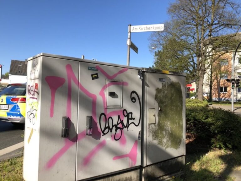 Ein Sprayer hat in der Nacht von Samstag auf Sonntag den Verteilerkasten an der Ecke Martinistraße/ Am Kirchenkamp beschmiert