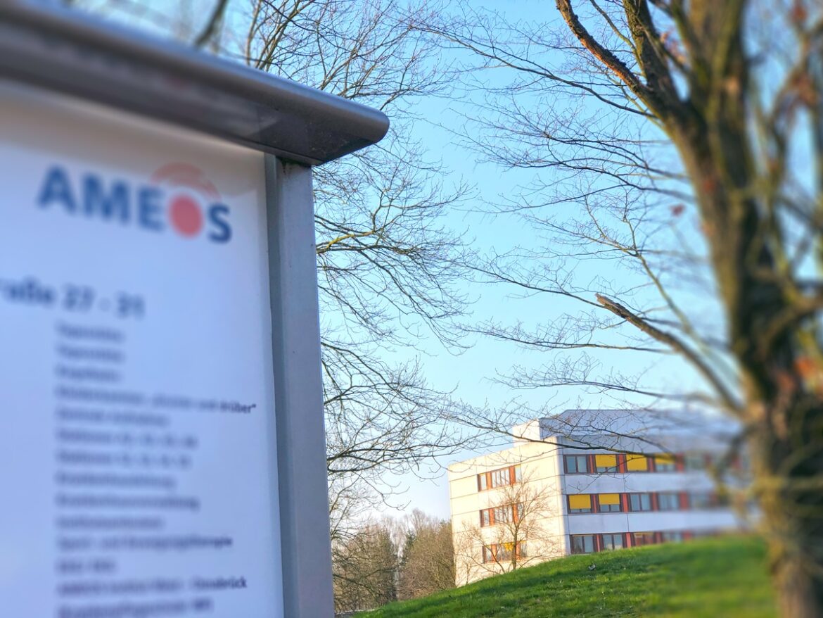 Hinweisschild vor dem AMEOS-Klinikum in Osnabrück.