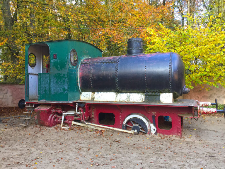Lokomotive auf dem Spielplatz im Zoo Osnabrück