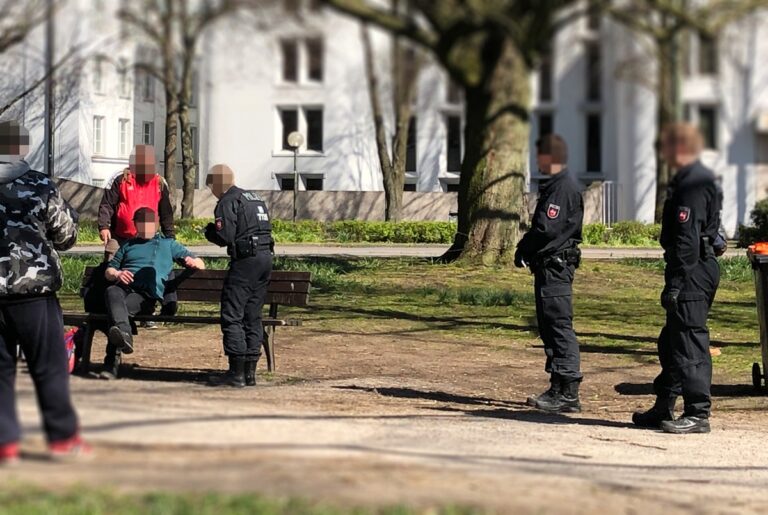 Corona-Polizeikontrolle auf dem Willy-Brandt-Platz in Osnabrück