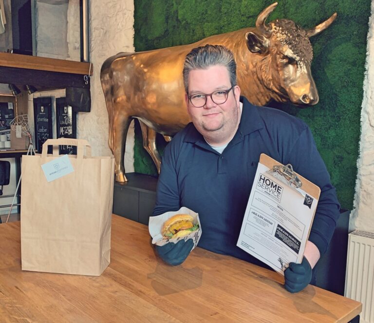 Tobias Neumann präsentiert das Ready2Dish Angebot der Steakmeisterei, Osnabrück