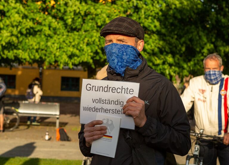 Protest für die Grundrechte im Schlossgarten Osnabrück, 11.05.2020, Foto: Dieter Reinhard
