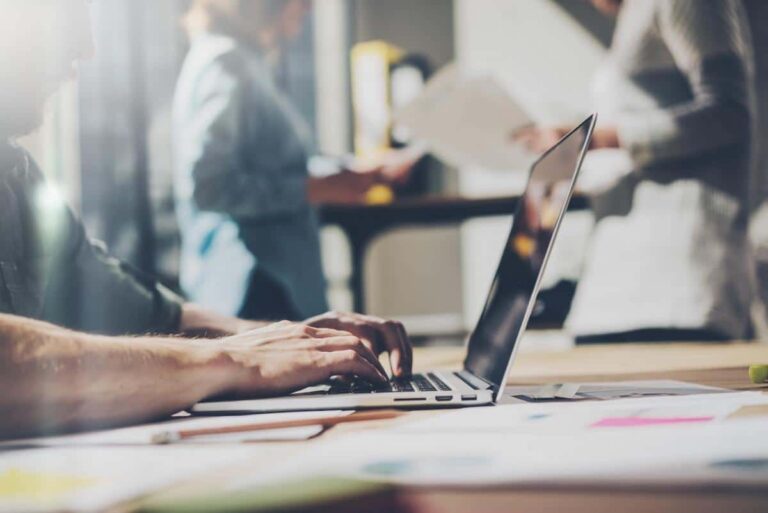 Der Software-Bedarf von Startups reicht von Anwendungen für kreatives Gestalten bis zur nüchternen Finanzbuchhaltung. Foto: © SFIO CRACHO /Adobe Stock