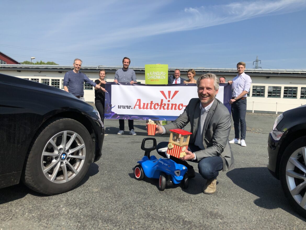 Andree Josef (vorne) und das Team vom Autokino Osnabrück