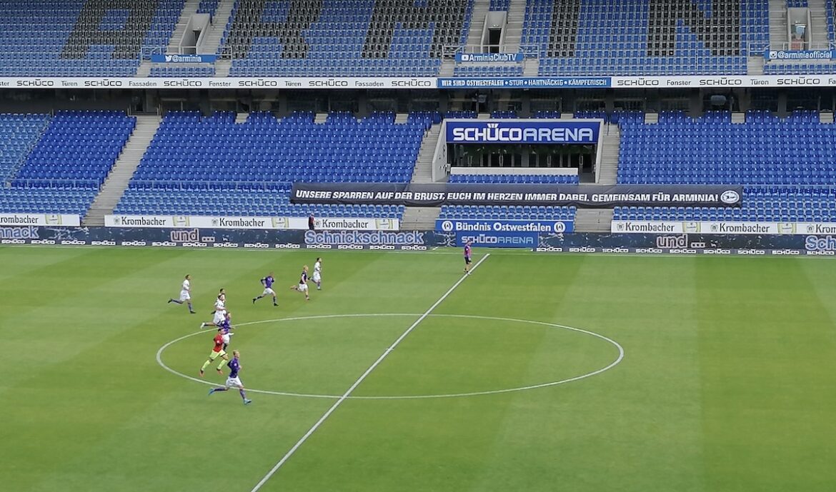 Zweikampf: VfL vs. Arminia Bielefeld beim Geisterspiel am 17.5.2020
