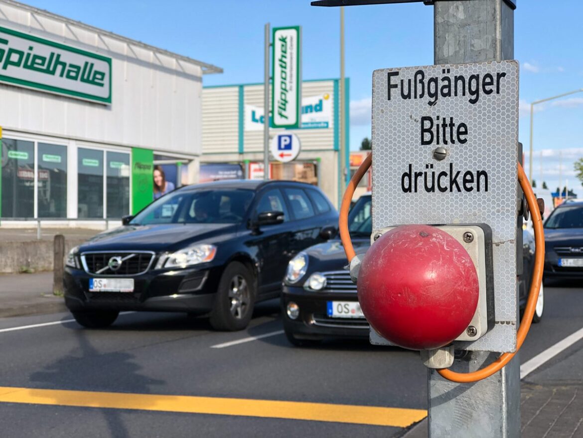 Stopp-Taste der Fußgängerampel an der Pagenstecherstraße