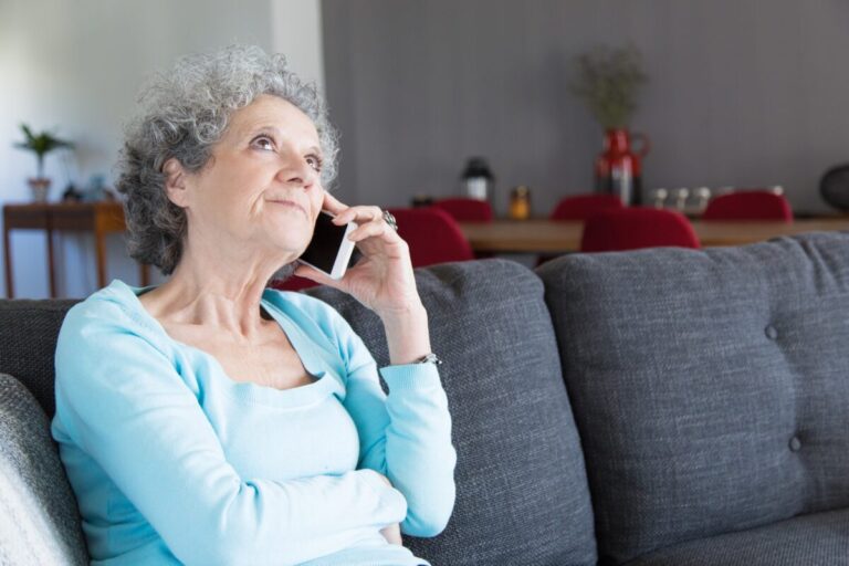 Symbolfoto: Ältere Dame am Telefon. in Osnabrück (Gesamtstadt)