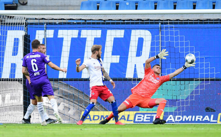 Der Ausgleich zum 1:1, v.l. Torschuetze Moritz Heyer, Timo Letschert und Torwart Julian Pollersbeck (HSV); Foto: Imago Images, Valeria Witters/Witters/Pool via xim.gs