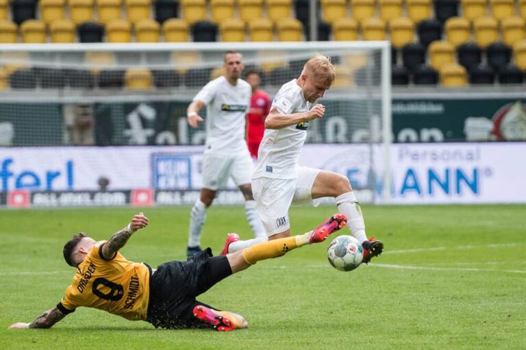 Dresdens Patrick Schmidt (links) gegen Bryan Henning, Foto: imago images / Dennis Hetzschold