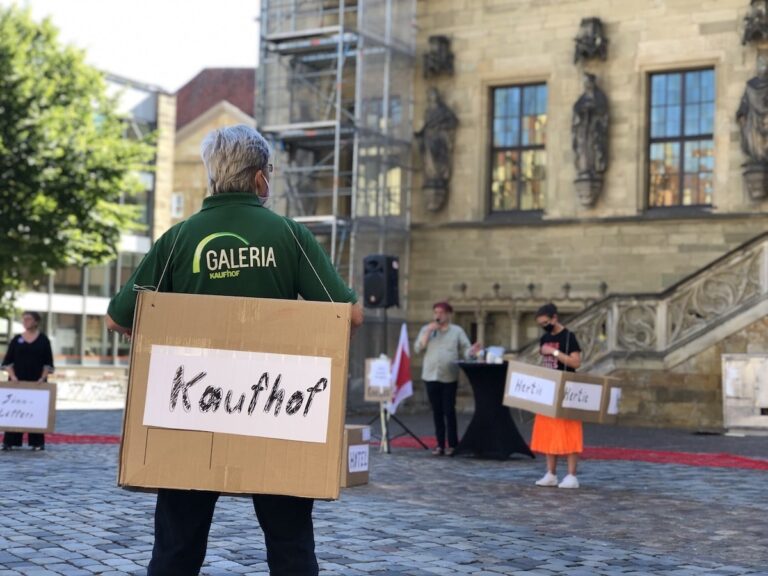 Protest der Kaufhof-Mitarbeiter vor dem Rathaus