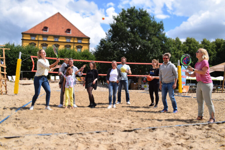 anzen mit Michael Hull (zweiter von links), Ballspiele mit BaKoS und Stefan Wessels (mitte), Strandmeister Christoph Sierp; Beachtennis mit Sarah Bolsmann (vorne links) und Christin Meyer (vorne rechts)