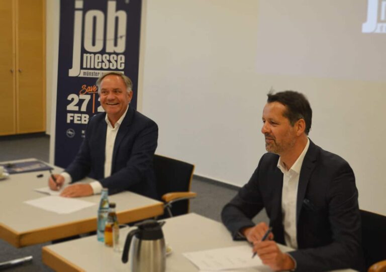 Prof. Dr. Rainer Schwarz und Stefan Süß unterzeichnen am FMO den Kooperationsvertrag