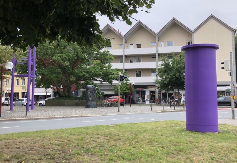 Lila vor der Kunsthalle am Rißmüllerplatz