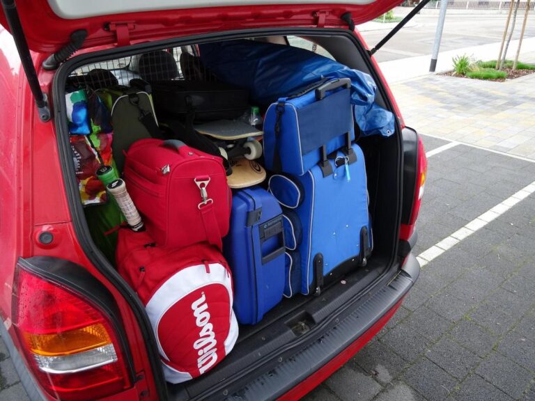 Wenn das Auto so voll gepackt ist, hilft ein Sicherheitsnetz, die Ladung auch in brenzligen Situationen im Kofferraum zu halten.