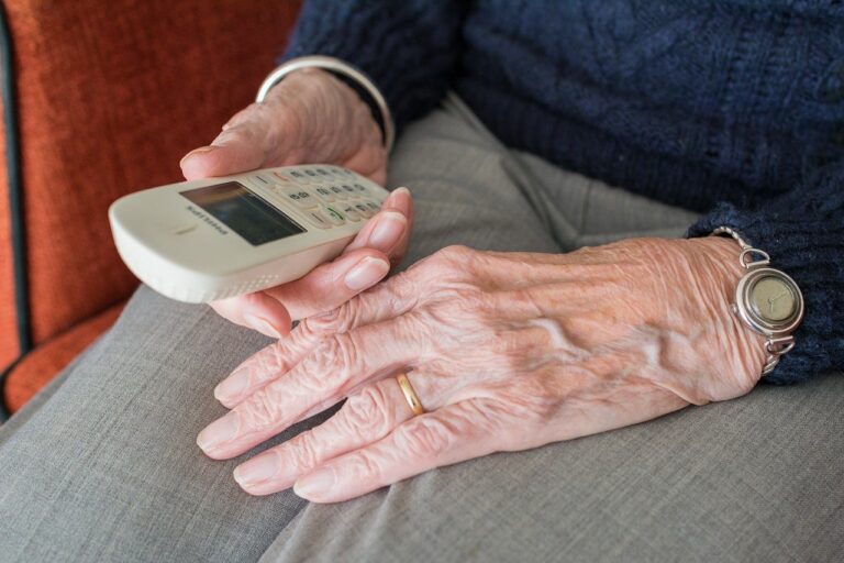 Seniorin hält Telefon (Symbolbild) in Wallenhorst (Zentrum)