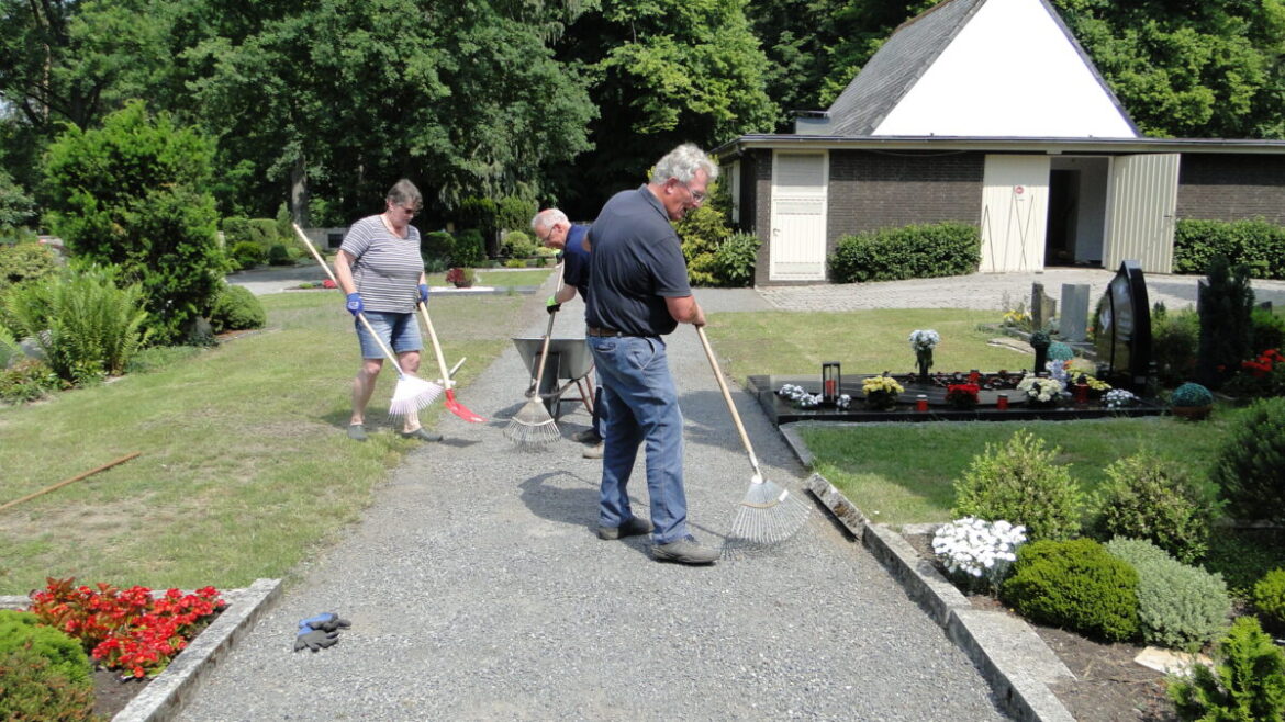 Ehrenamtliche pflegen den Friedhof in Atter./ © Heinz-Hermann Tormöhlen (Archivbild 2020)