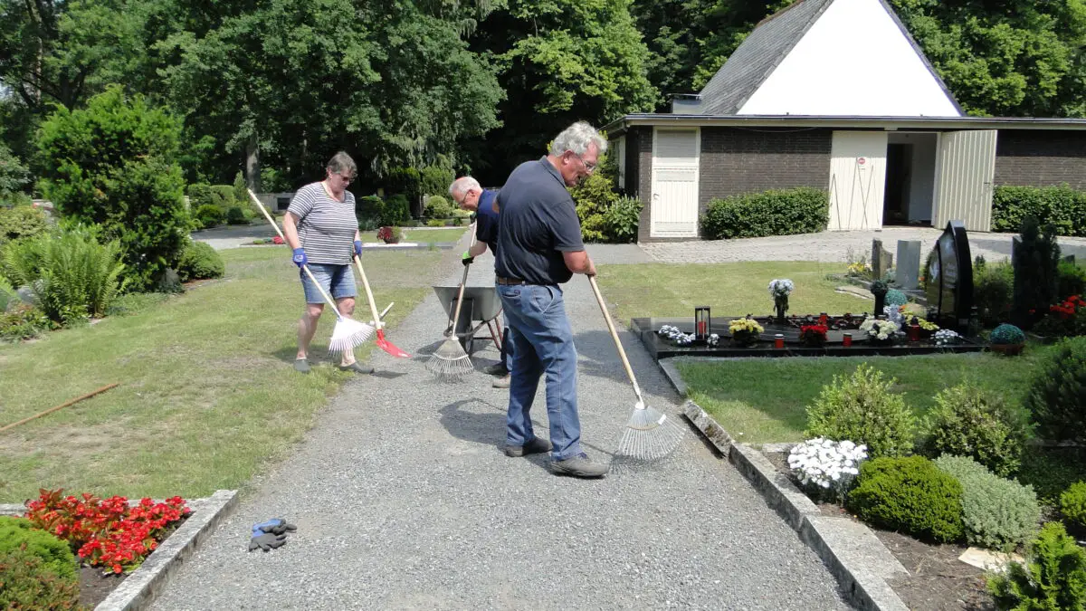 Ehrenamtliche pflegen den Friedhof in Atter./ © Heinz-Hermann Tormöhlen (Archivbild 2020)