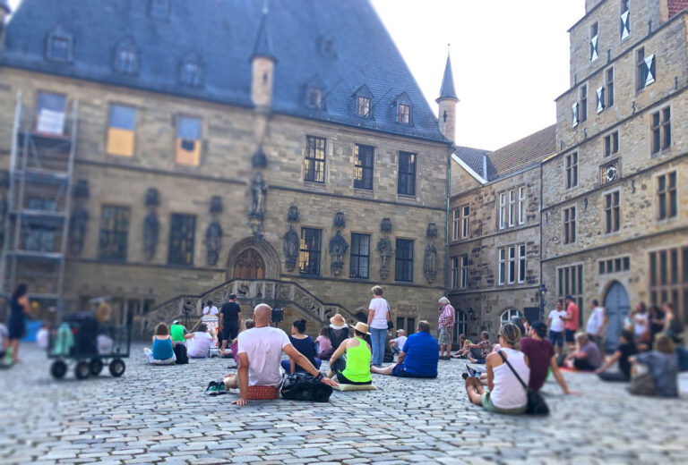 "Sommer der Aufklärung" vor dem Osnabrücker Rathaus