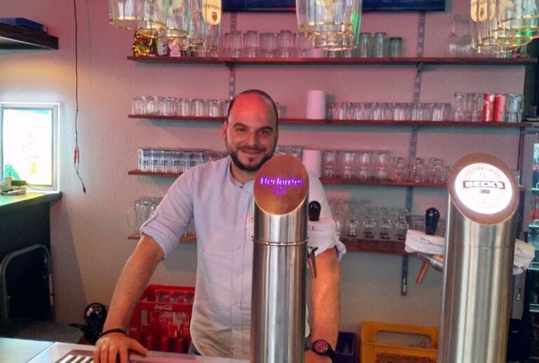 Sadik Dogdu freut sich auf seine Gäste im Pub 33 / Foto: Niemeyer