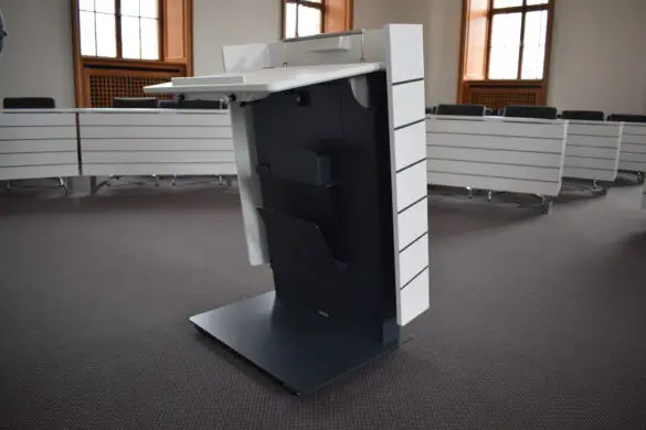 Rednerpult Das neue – höhenverstellbare – Rednerpult im Ratssitzungssaal. / Foto: Tatjana Rykov.