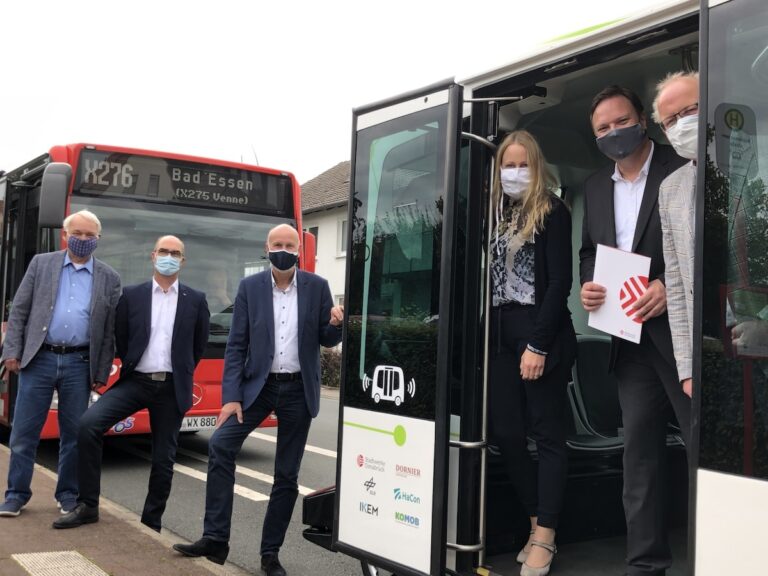 „Hubi-Startschuss“ für Bad Essen: (von links) Udo Onnen-Weber (KOMOB), Tosten Gottlieb (VOS Nord-Ost), Dr. Stephan Rolfes (Stadtwerke Osnabrück), Landrätin Anna Kebschull (Landkreis Osnabrück), Timo Natemeyer (Gemeinde Bad Essen) und Werner Linnenbrink (Stadtwerke Osnabrück)