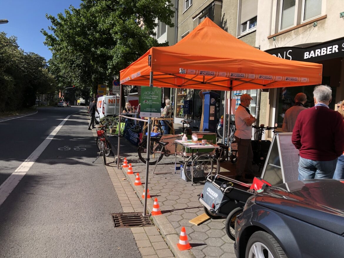 Blockieren statt Fahrradfahren: Der Stand des ADFC in der Dielingerstraße